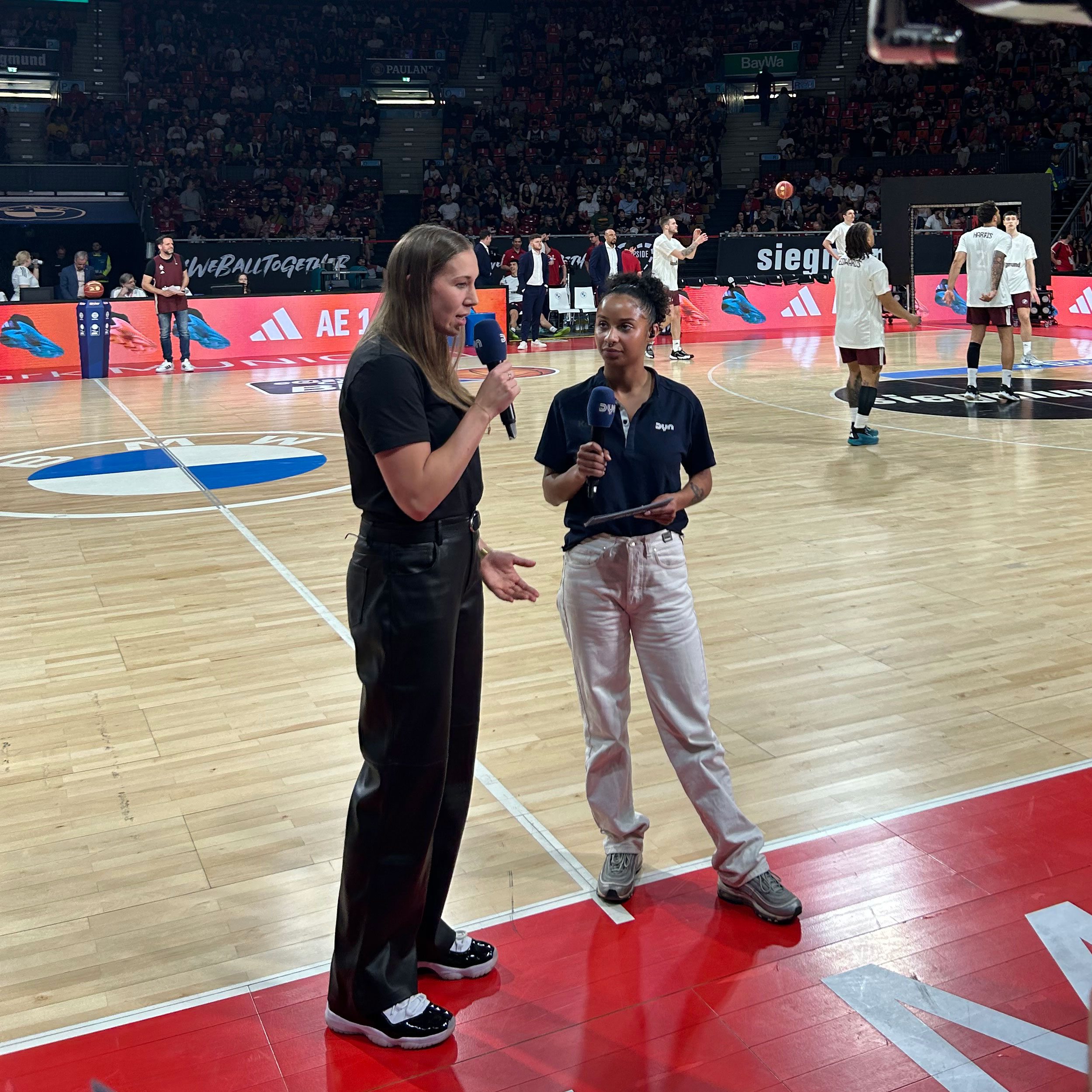 Svenja beim Interview auf dem Court